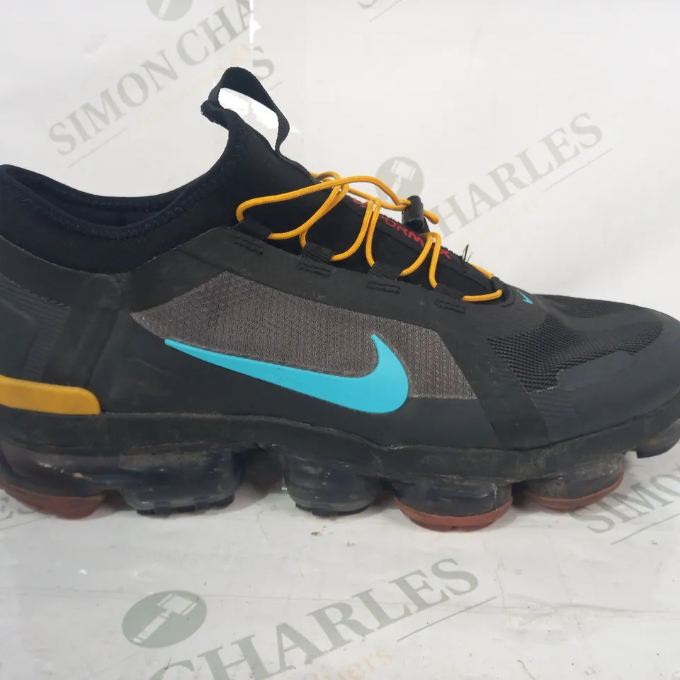BOXED PAIR OF NIKE VAPORMAX SHOES IN BLACK/GREY/BLUE/YELLOW UK SIZE 8.5