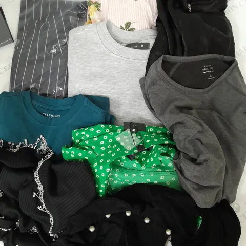 BOX OF APPROXIMATELY 25 ASSORTED CLOTHING ITEMS TO INCUDE - DRESSES, TOPS, JACKET ETC
