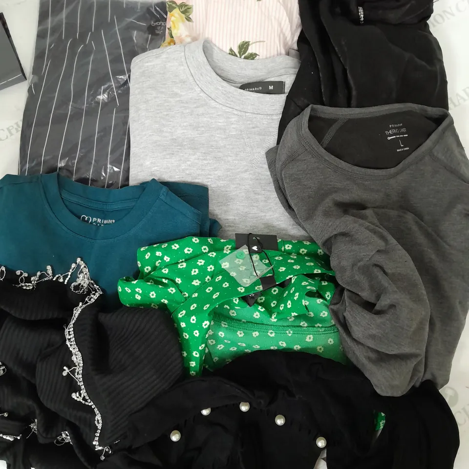 BOX OF APPROXIMATELY 25 ASSORTED CLOTHING ITEMS TO INCUDE - DRESSES, TOPS, JACKET ETC