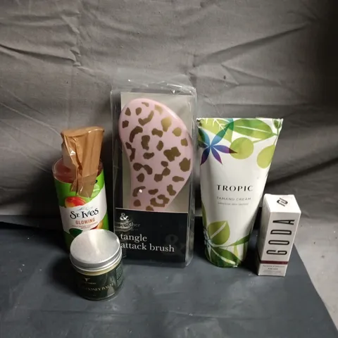APPROXIMATELY 20 HEALTH AND BEAUTY PRODUCTS TO INCLUDE TROPIC TAMANU CREAM, TANGLE ATTACK BRUSH AND ST IVES CLEANSER