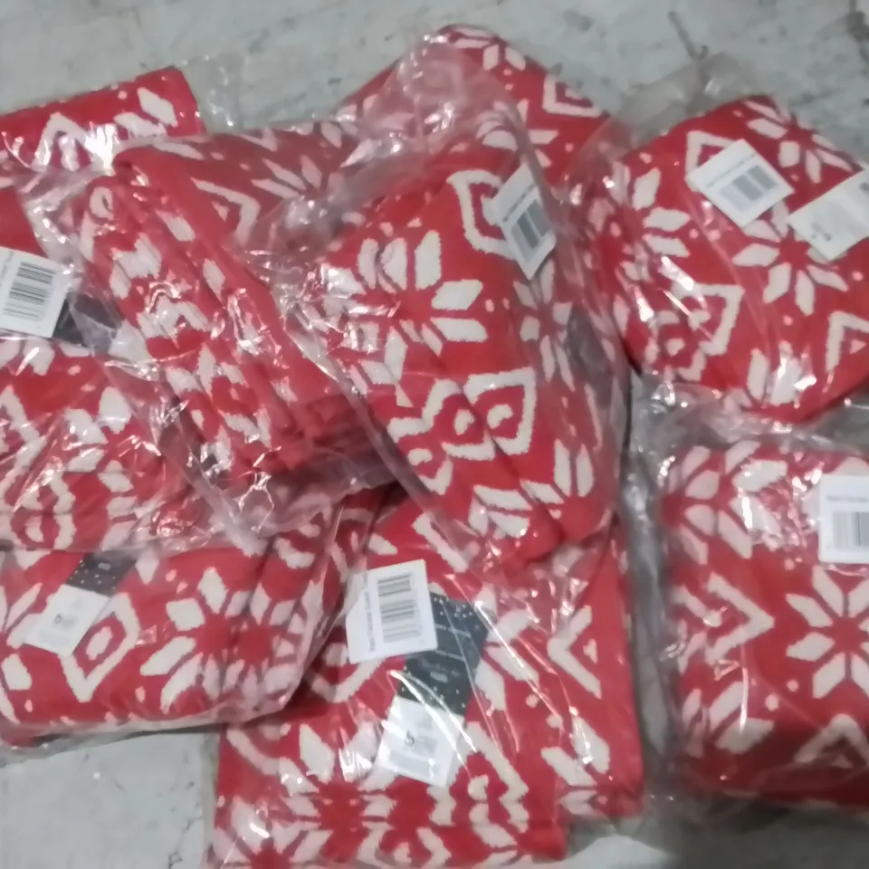LOT OF 22 ASSORTED HOME FABRIC ITEMS TO INCLUDE FILLED CUSHIONS AND GUEST TOWELS