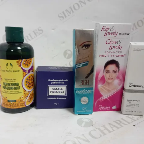 LOT OF APPROXIMATELY 20 ASSORTED HEALTH & BEAUTY ITEMS, TO INCLUDE PINK SALT SOAP, THE BODY SHOP, THE ORDINARY, ETC