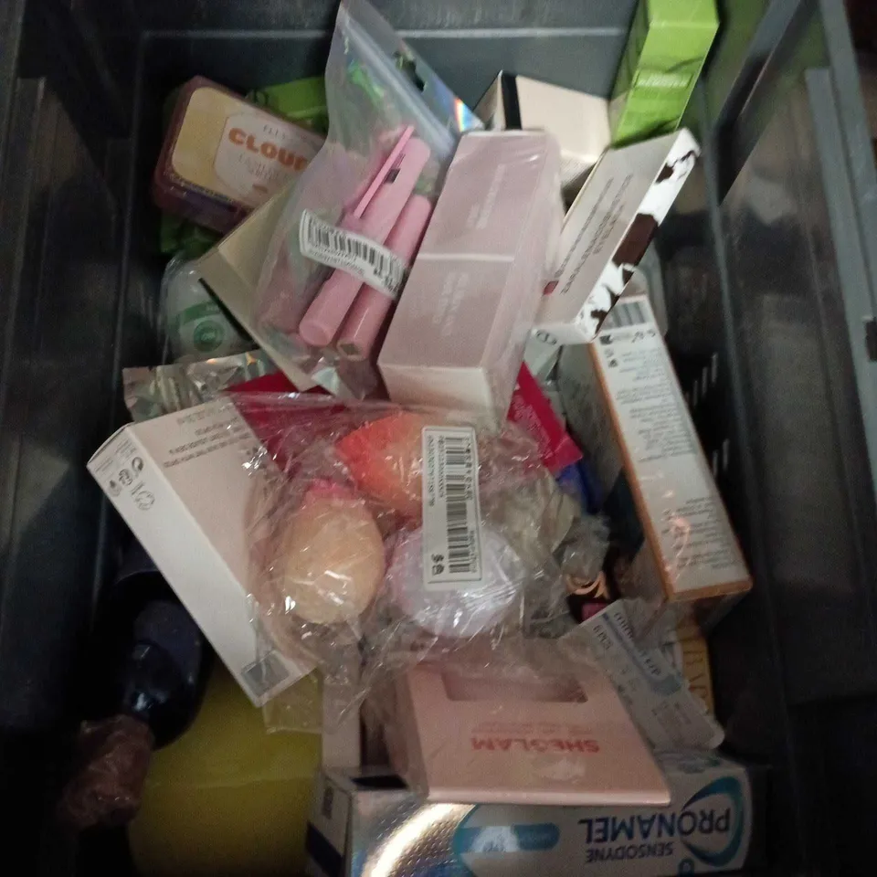 APPROXIMATEY 20 ASSORTED HEALTH AND BEAUTY PRODUCTS TO INCLUDE - AVEENO SHAMPOO - CUSSONS CREATIONS SHOWER CREAM AND MAGNESIUM LAVENDER BATH FLAKES