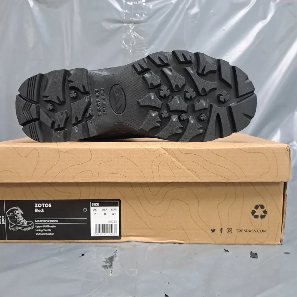 BOXED PAIR OF TRESPASS ZOTOS ANKLE BOOTS IN BLACK SIZE UK 7