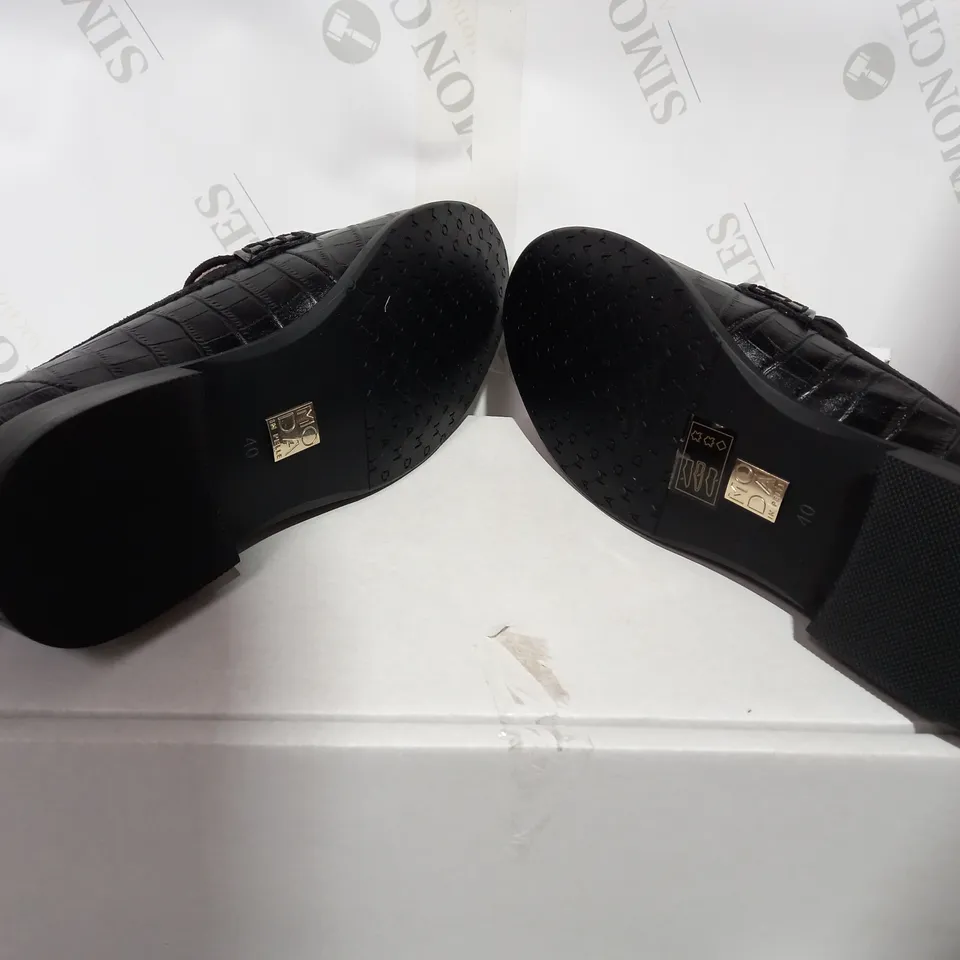 BOXED PAIR OF MODA BLACK LOAFERS  - SIZE 7
