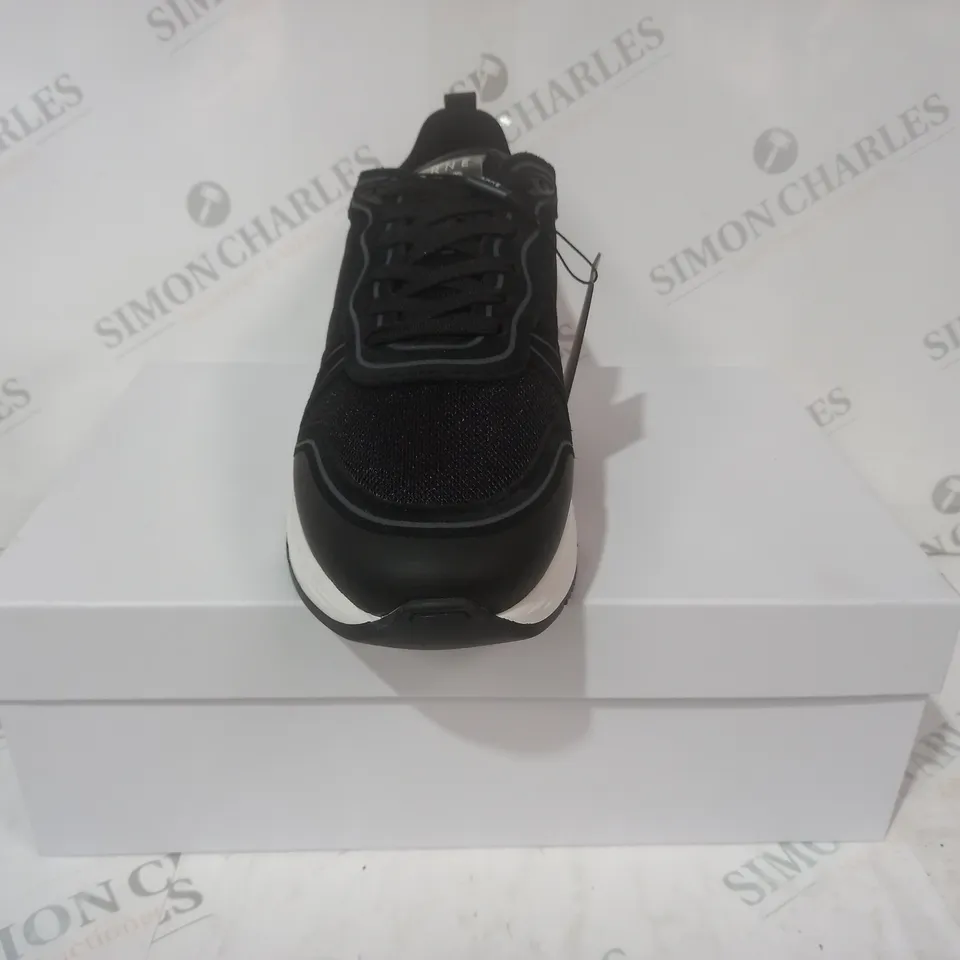BOXED PAIR OF ARNE FLEX RUNNER SHOES IN BLACK UK SIZE 8