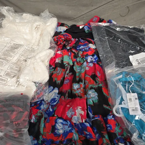 APPROXIMATELY 35 ASSORTED CLOTHING ITEMS IN VARIOUS SIZES, STYLES & COLOURS TO INCLUDE DRESS, FLEECE, TOPS, ETC - COLLECTION ONLY