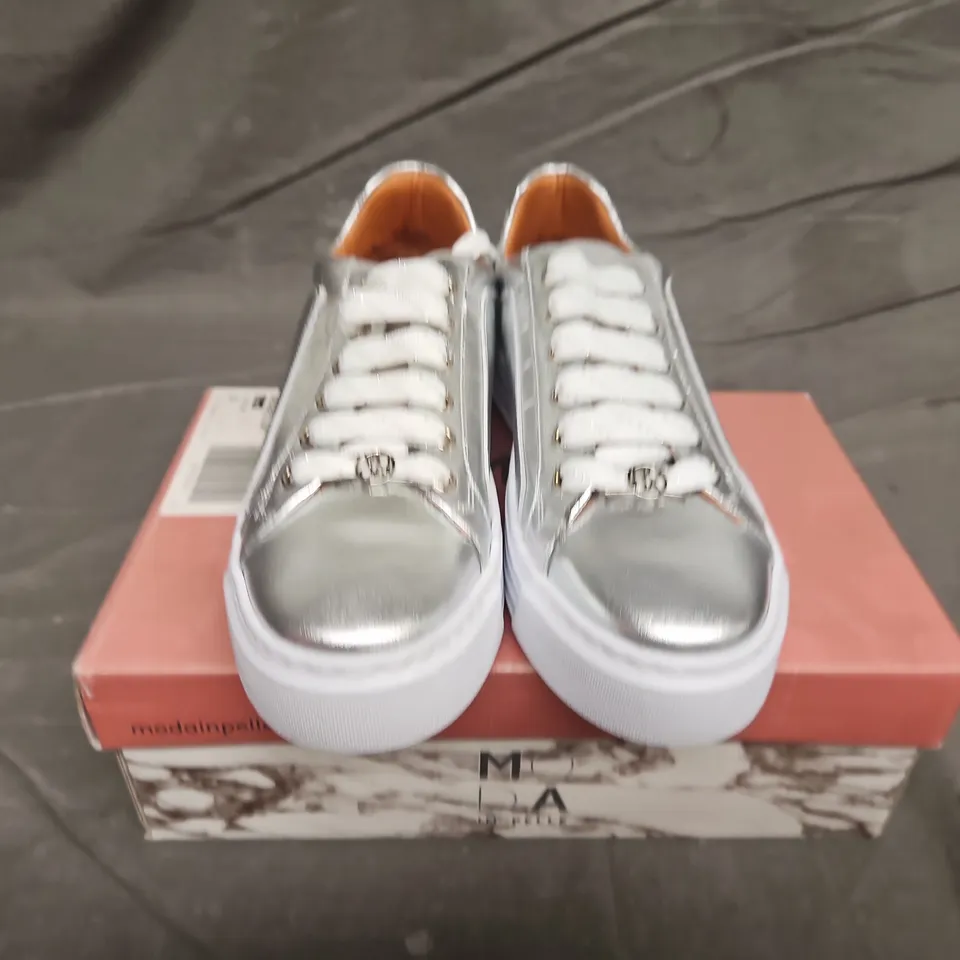 BOXED PAIR OF MODA IN PELLE ARABELLER LACE UP TRAINERS - UK SIZE 39