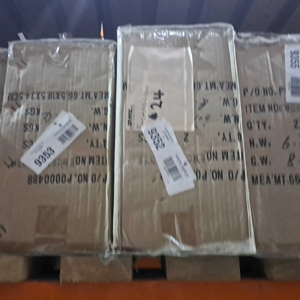 APPROXIMATELY 10 ASSORTED ITEMS TO INCLUDE - PET STORAGE CONTAINER , EMCOLITE TRIMLESS DOWNLIGHT - COLLECTION ONLY