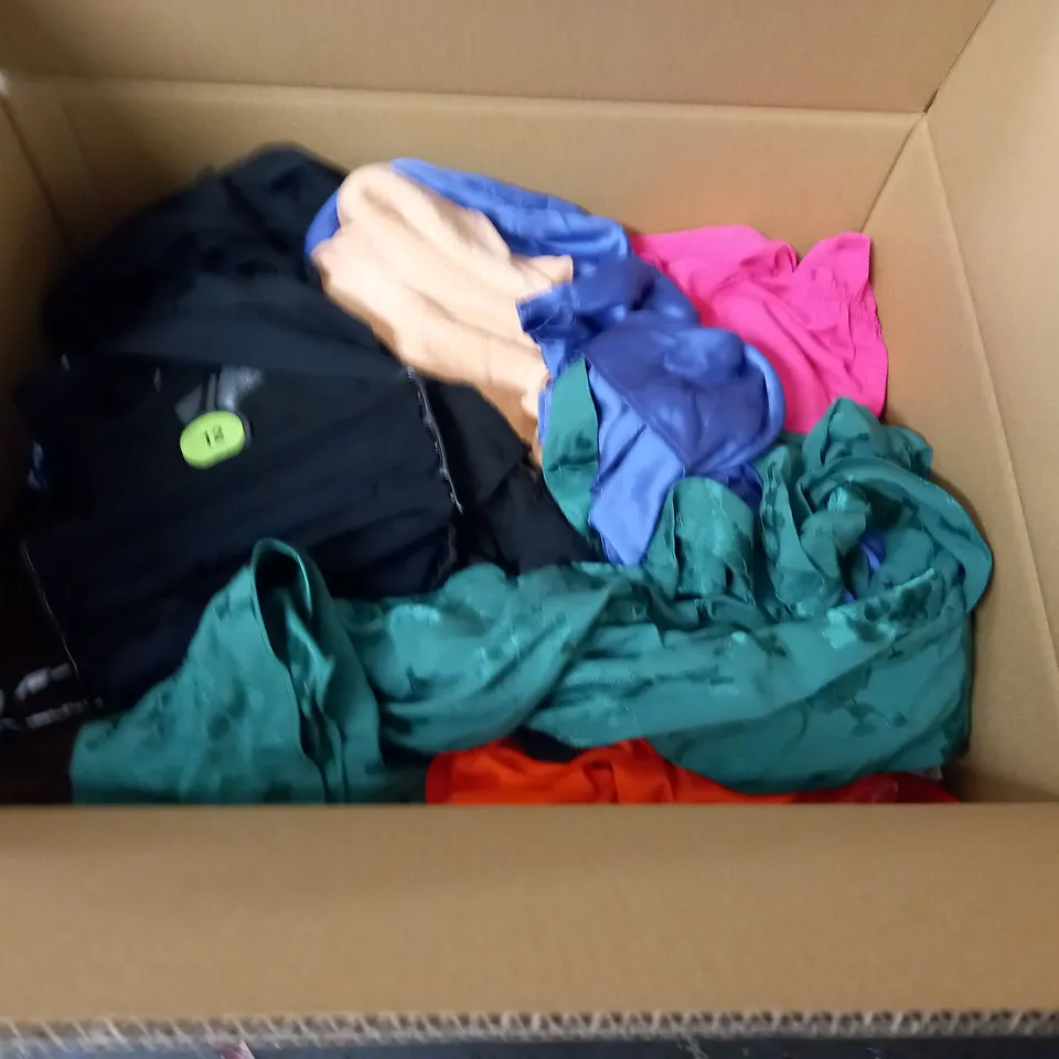 LARGE QUANTITY OF ASSORTED CLOTHING ITEMS TO INCLUDE DUSK, DOROTHY PERKINS AND BOOHOO
