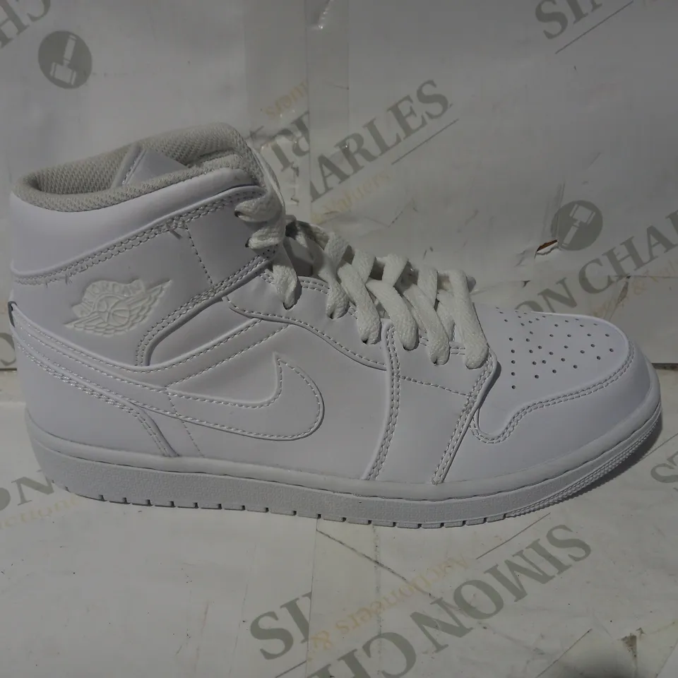 BOXED PAIR OF DESIGNER SHOES IN THE STYLE OF NIKE AIR JORDAN IN WHITE UK SIZE 7