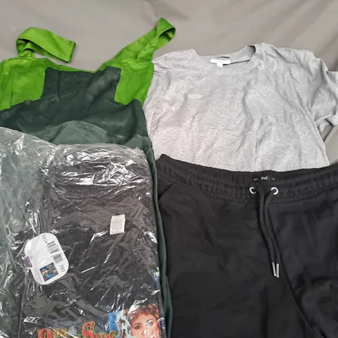 APPROXIMATELY 25 ASSORTED CLOTHING ITEMS IN VARIOUS SIZES TO INCLUDE SHORTS, T-SHIRTS, DRESSES, ETC