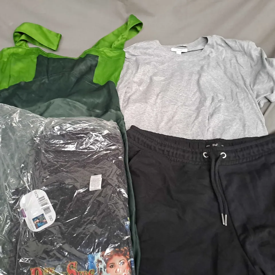 APPROXIMATELY 25 ASSORTED CLOTHING ITEMS IN VARIOUS SIZES TO INCLUDE SHORTS, T-SHIRTS, DRESSES, ETC