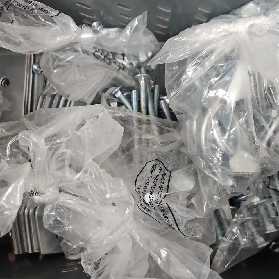 TOTE OF APPROXIMATELY 40 ASSORTED ITEMS TO INCLUDE - XENON LIGHT , METAL BRACKET ,  METAL WASHERS 