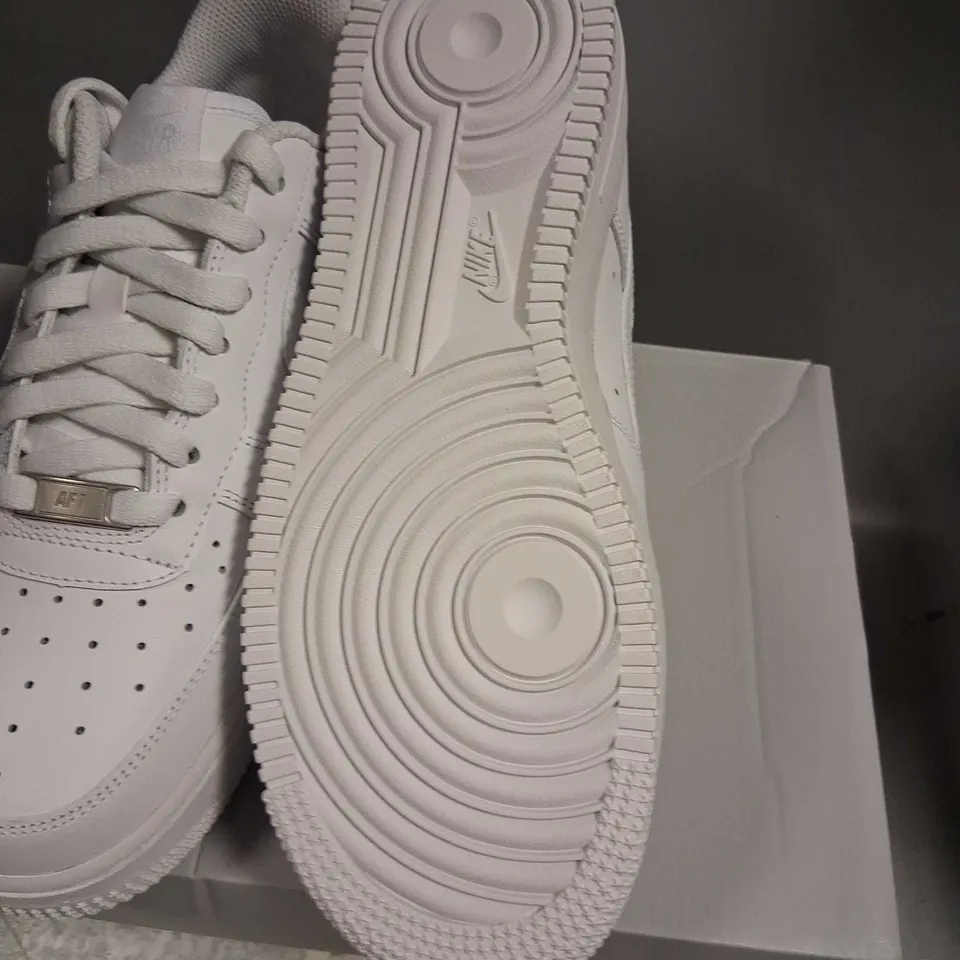 BOXED NIKE AIR FORCE 1 '07 SIZE 5.5