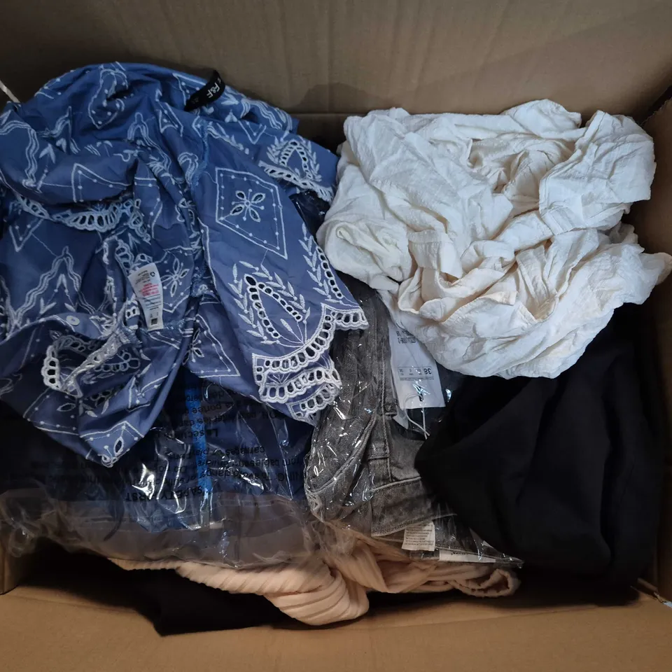 APPROXIMATELY 30 ASSORTED CLOTHING ITEMS IN VARIOUS SIZES, STYLES & COLOURS TO INCLUDE BRANDS SUCH AS FOOTJOY, F&F, SAINT GENIES, ETC - COLLECTION ONLY