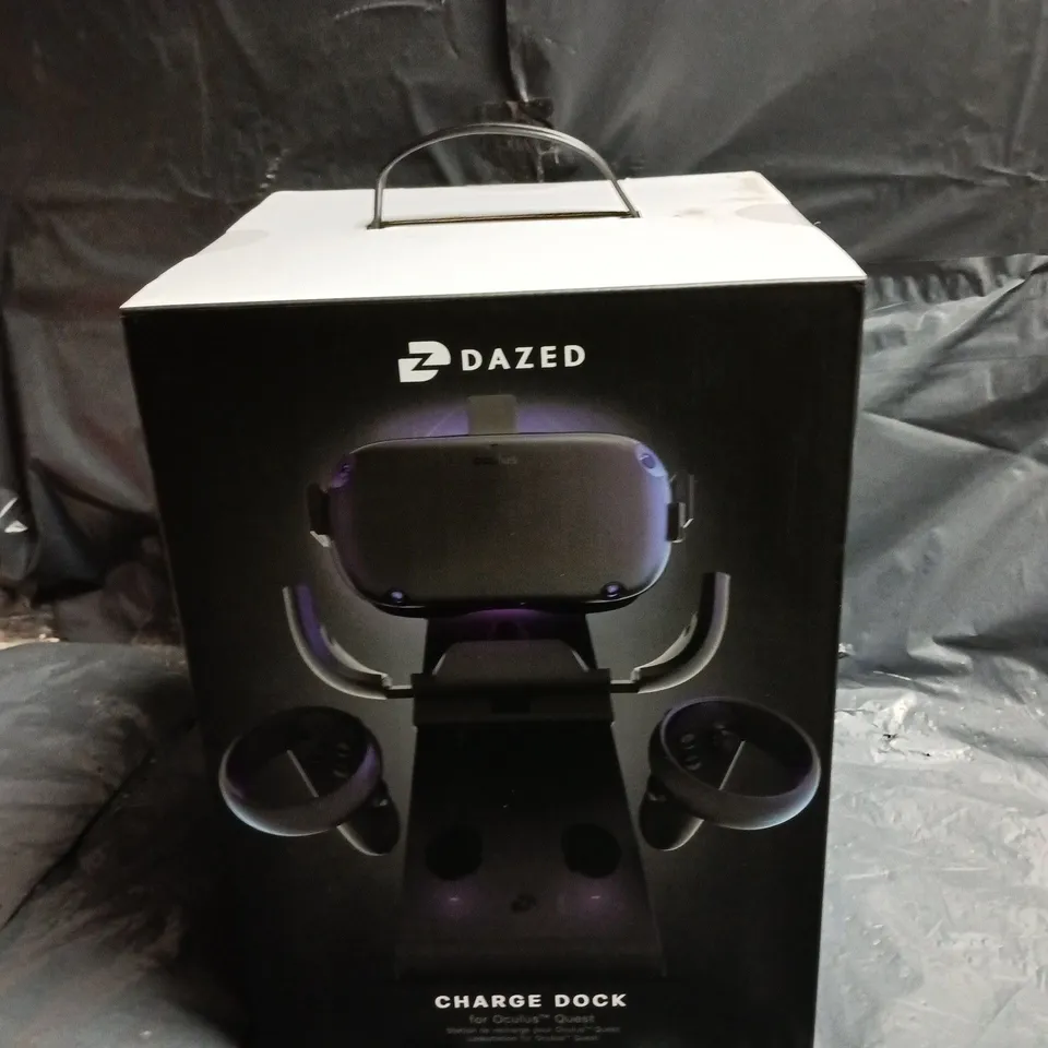 BOX OF APPROXIMATELY 6 CHARGE DOCKS FOR OCULUS QUEST