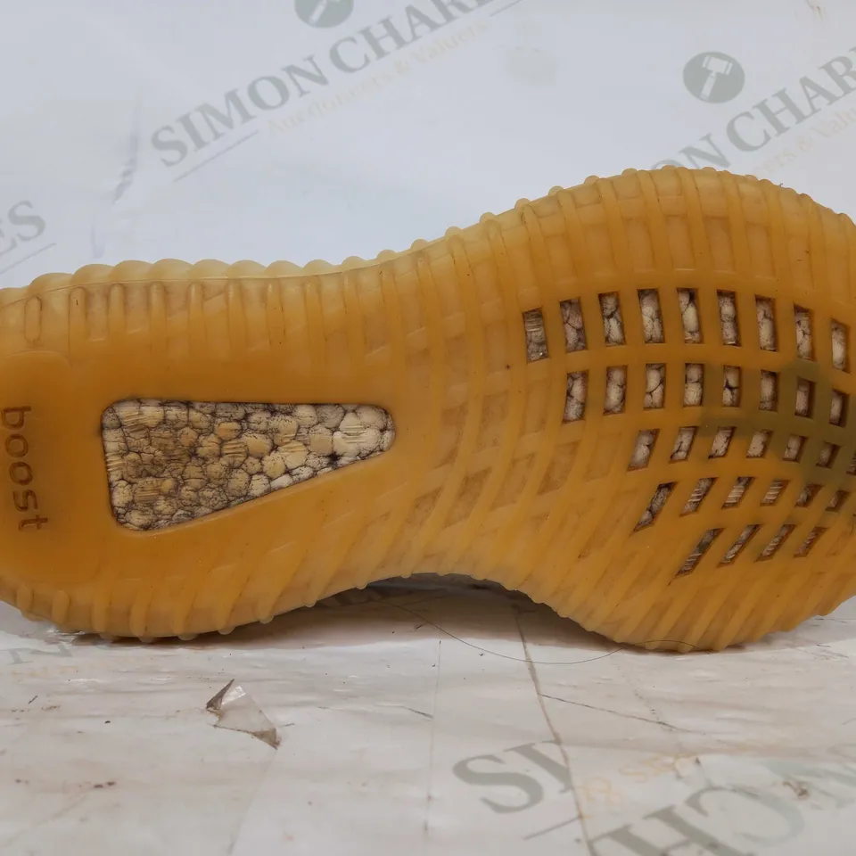 BOXED PAIR OF YEEZY BOOST 350 V2 SHOES IN WHITE UK SIZE 7.5
