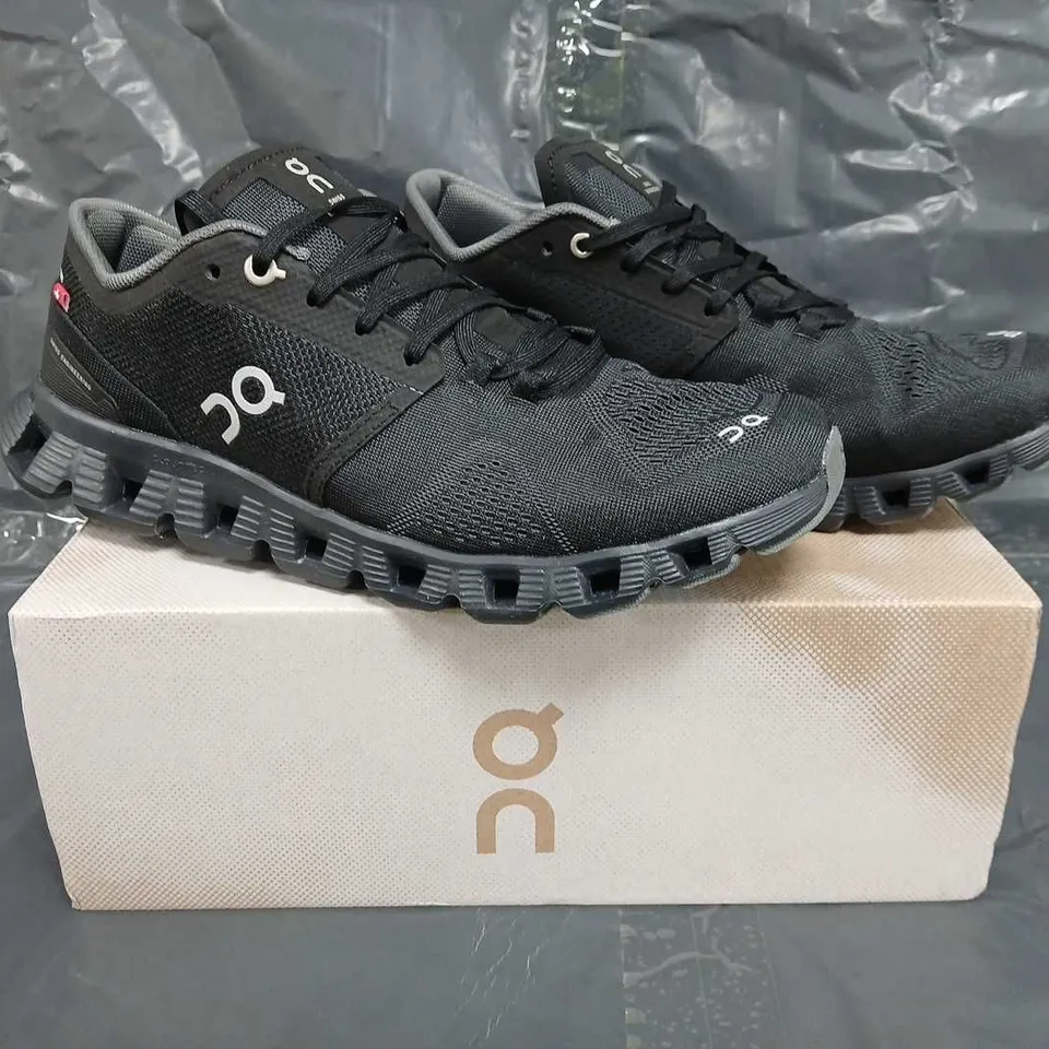 BOXED PAIR OF ON CLOUD X SHOES IN BLACK SIZE UK 9