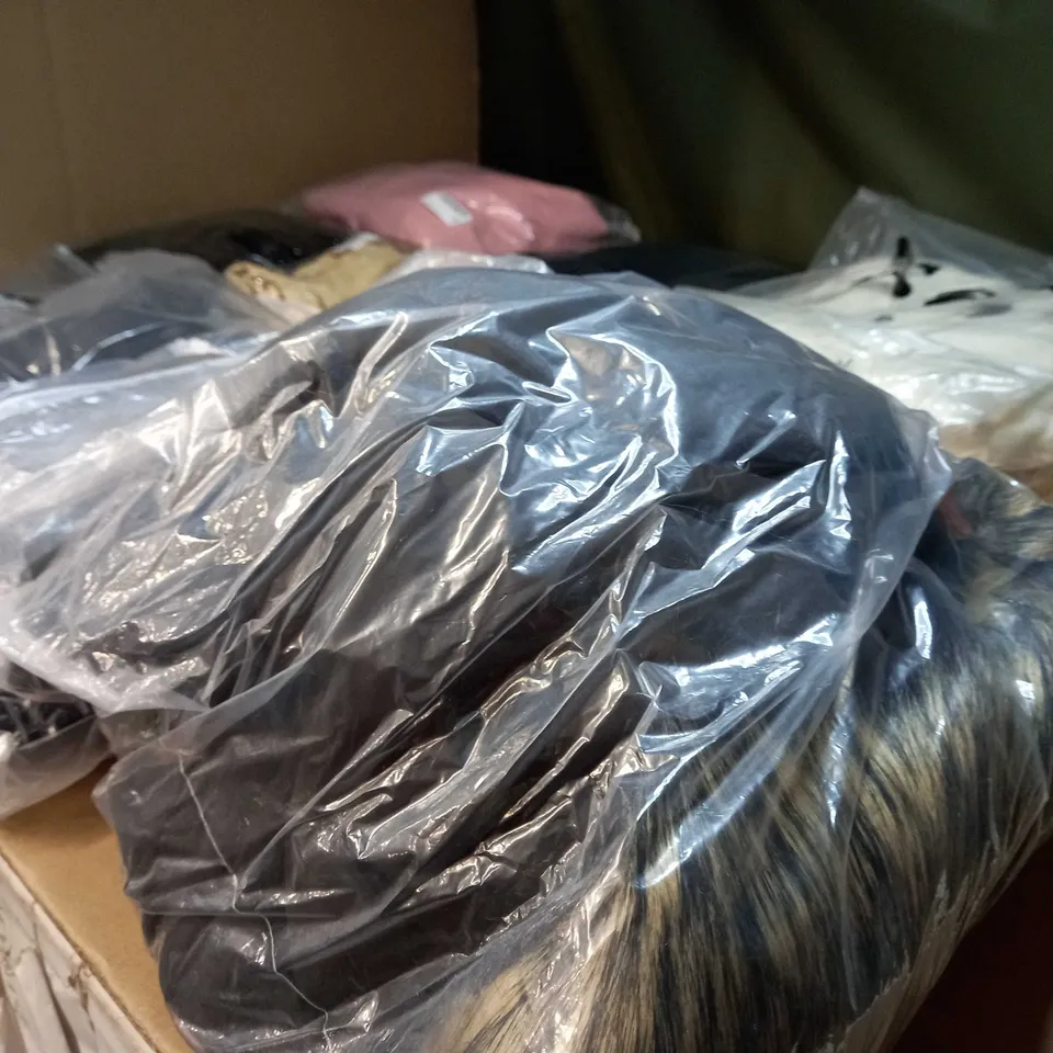 LOT OF APPROX 25 ASSORTED CLOTHING ITEMS VARYING IN SIZE/COLOUR/STYLE TO INCLUDE: TROUSERS, SKIRTS, TOPS