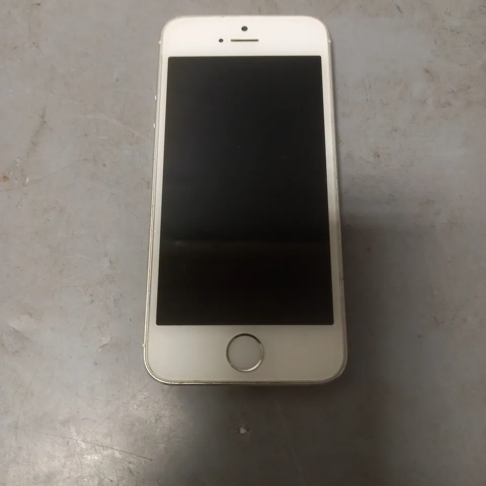 APPLE IPHONE 5S IN WHITE/SILVER