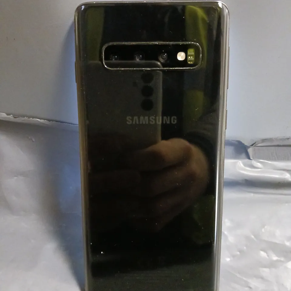 SAMSUNG GALAXY S10 IN BLACK