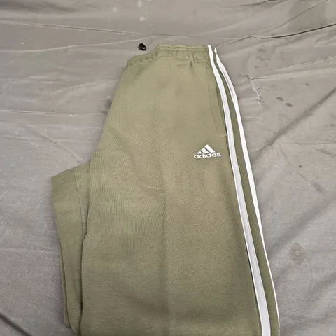 ADIDAS LOGO FLEECED CUFFED JOGGERS IN KHAKI - SIZE M