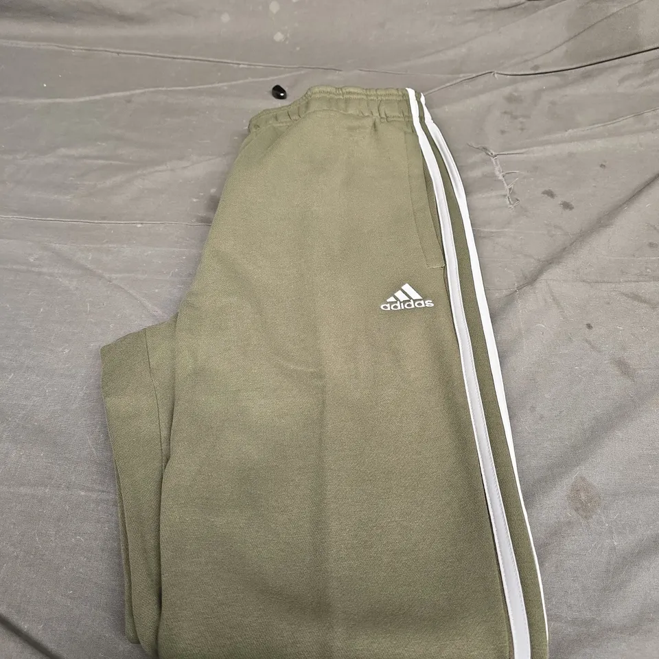 ADIDAS LOGO FLEECED CUFFED JOGGERS IN KHAKI - SIZE M