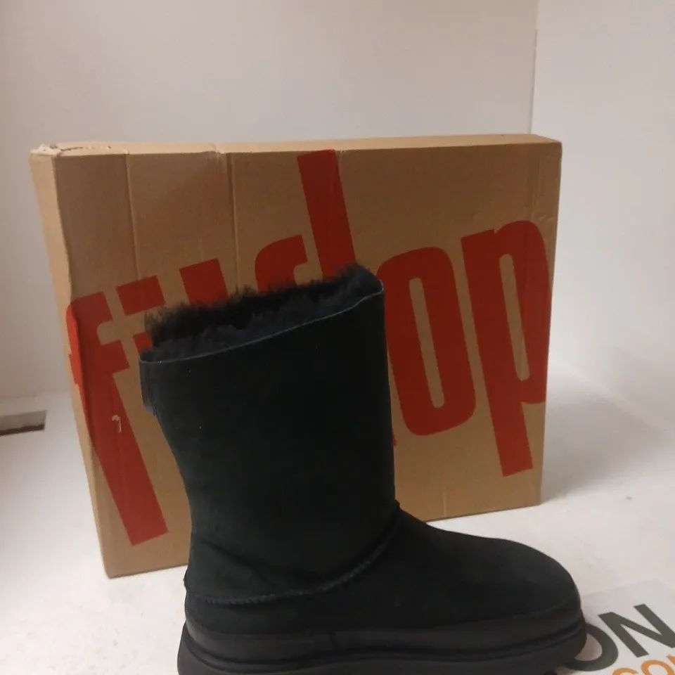 FITFLOP GEN-FF SHORT DOUBLE-FACED SHEARLING BOOTS – ALL BLACK, UK 7