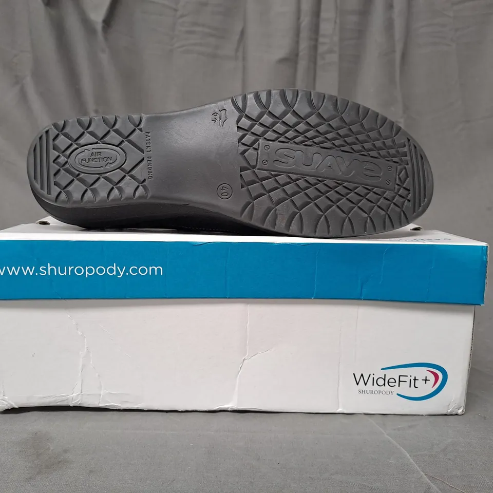 BOXED PAIR OF WIDEFIT + SHUROPODY SHOES IN BLACK UK SIZE 7