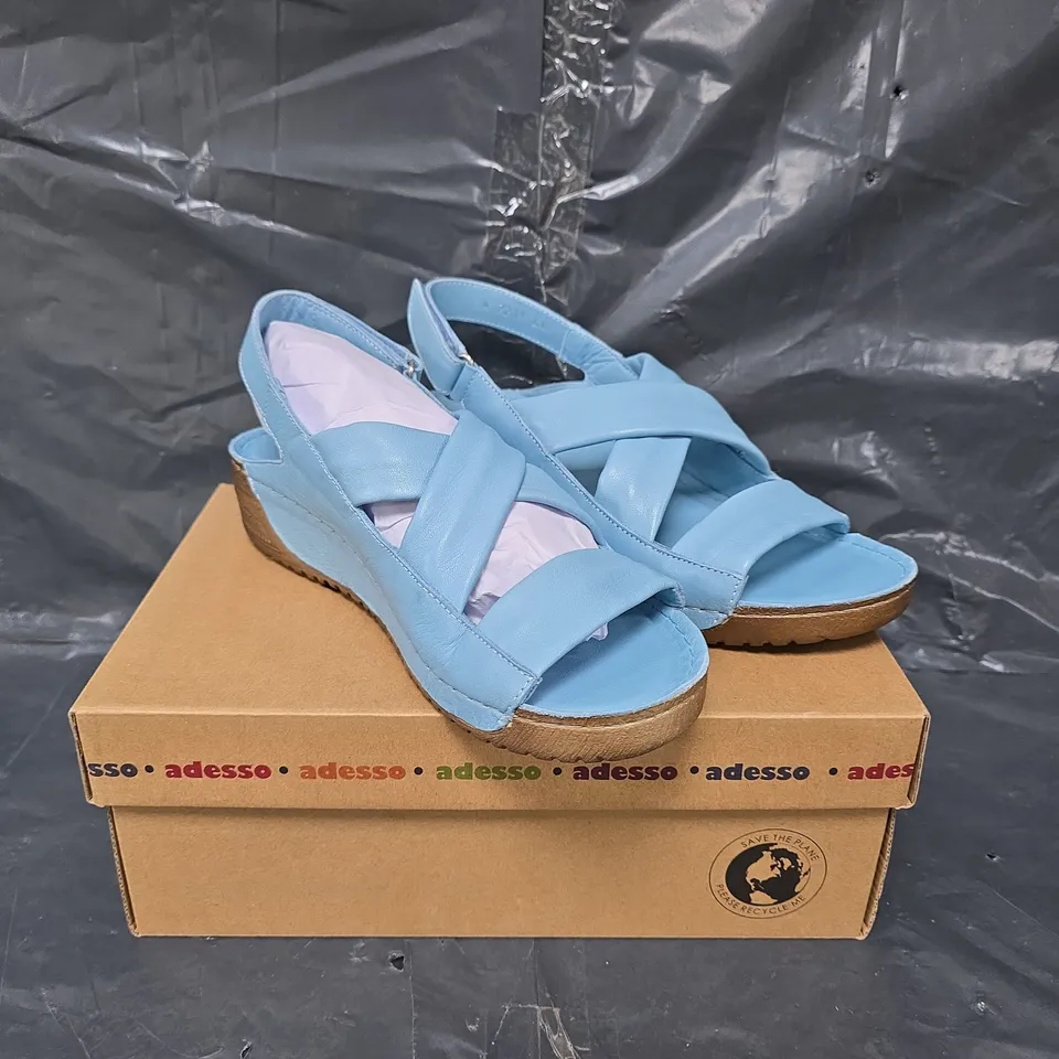 BOXED PAIR OF ADESSO OPEN TOED SANDALS - SIZE 7