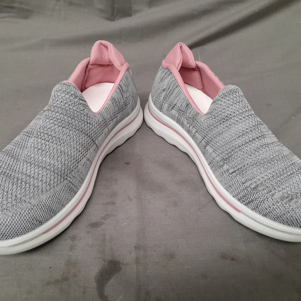 BOXED PAIR OF DESIGNER SLIP-ON SHOE SIN GREY/PINK EU SIZE 41