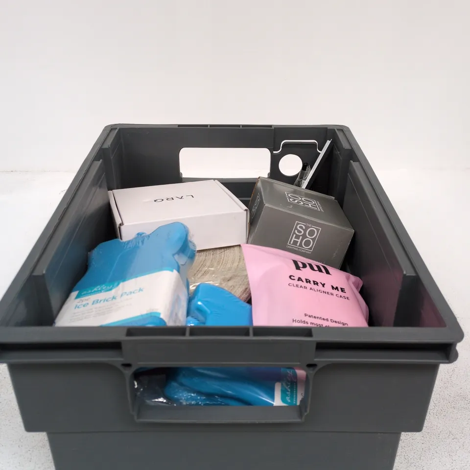 TOTE OF APPROXIMATELY 18 ASSORTED ITEMS TO INCLUDE ICE BRICK PACK, SOHO LIGHTING COMPANY, LARQ FILTER, SPACEGOODS METAL SPOON ETC