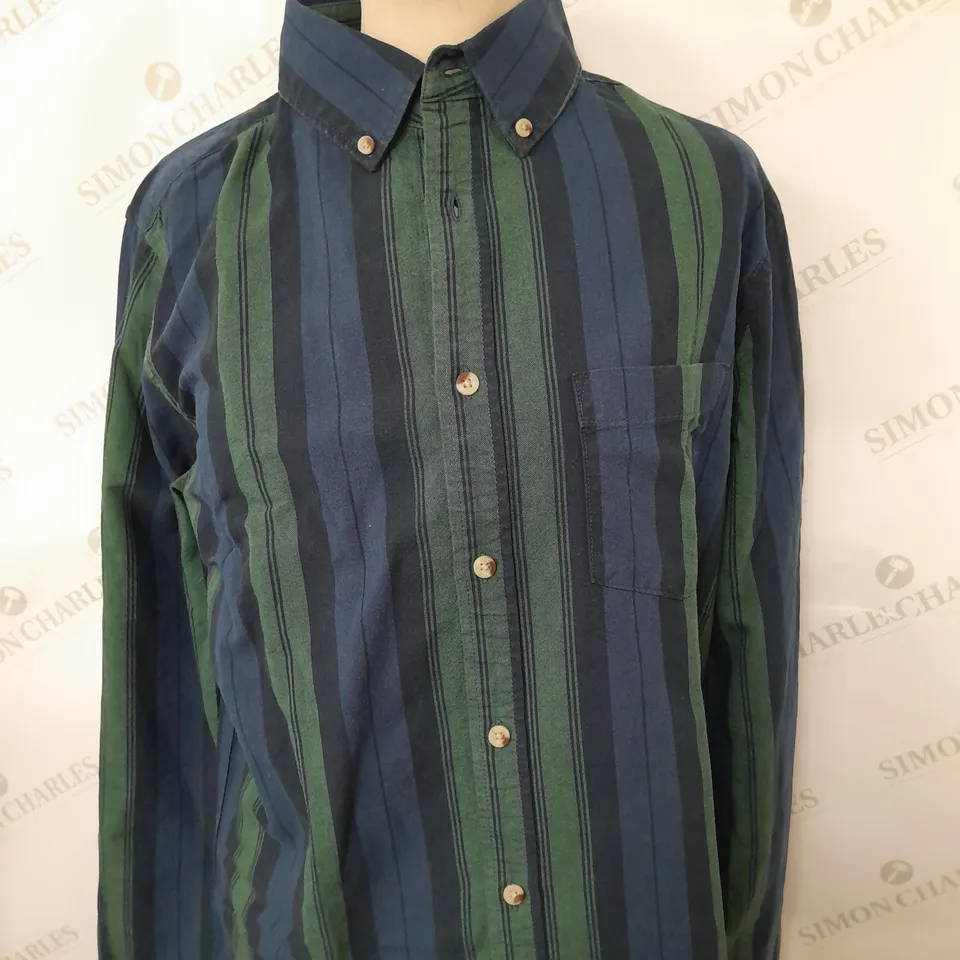 APPROXIMATELY 20 ASSORTED COTTON ON CLOTHING ITEMS TO INCLUDE MAYFAIR LONG SLEEVE SHIRT IN INDIGO VINTAGE STRIPE SIZE S, FLEECE LINED FULL LENGTH ONSIE IN BLACK SIZE L, MOM JEANS IN BRUNSWICK BLUE RIP