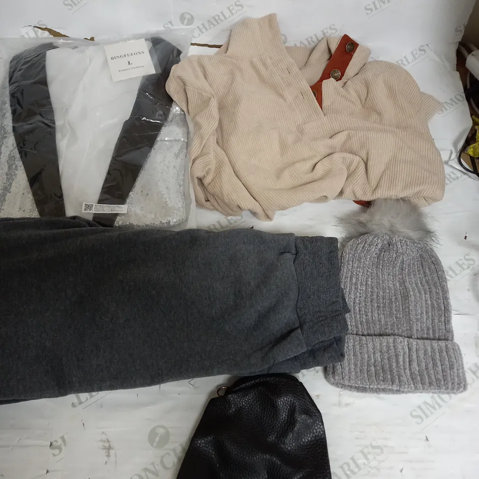 BOX OF APPROXIMATELY 22 ASSORTED CLOTHING ITEMS TO INCUDE - BEANIE , QUARTER ZIP , TROUSERS ETC
