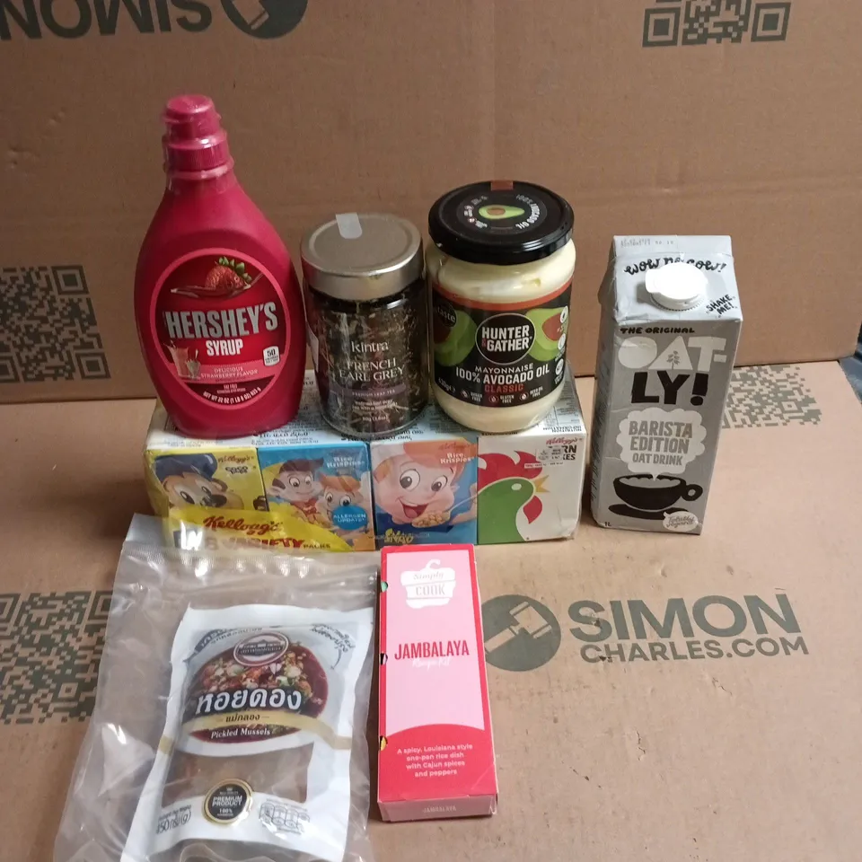 APPROXIMATELY 15 ASSORTED FOOD AND DRINK ITEMS TO INCLUDE - HERSHEY'S SYRUP, KELLOGGS VARIETY PACK AND SIMPLY COOK JAMBALAYA