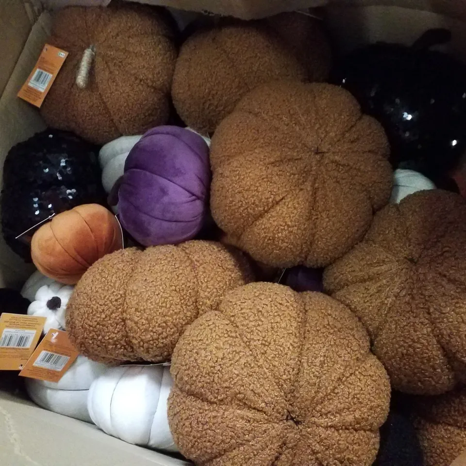 PALLET CONTAINING LARGE QUANTITY OF ASSORTED HALLOWEEN PLUSH PUMPKINS