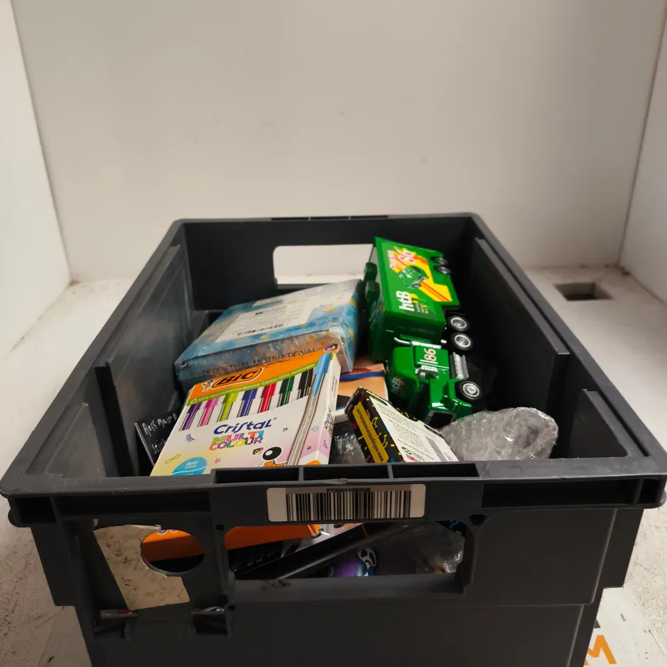 TOTE OF APPROXIMATELY 22 ASSORTED TOY/GAME ITEMS TO INCLUDE POSITIVE AFFIRMATIONS, MOST LIKELY CARD GAME, WH SMITH BRUSH PENS, BIC COLOUR PENS ETC