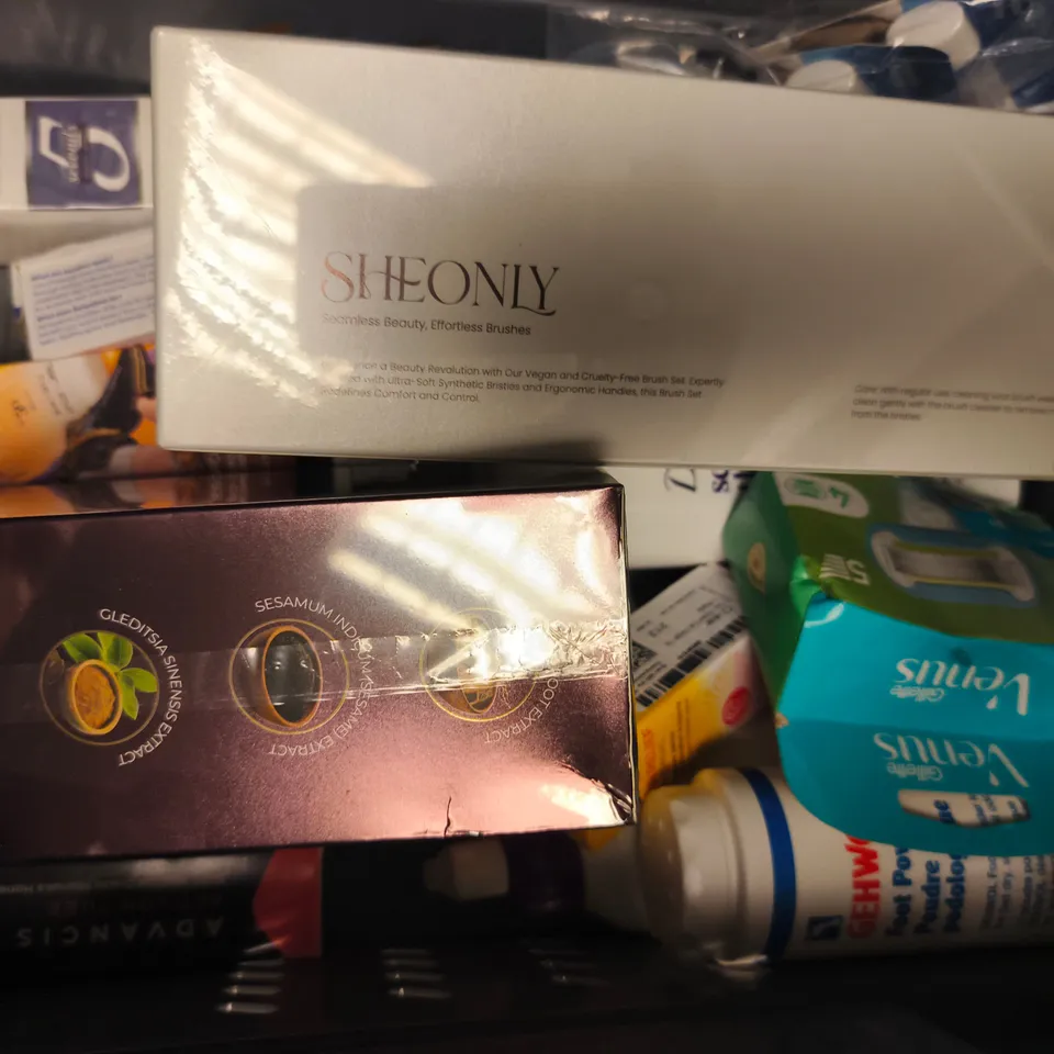 APPROXIMATELY 10 ASSORTED COSMETIC ITEMS INCLUDING VARIOUS MAKES AND BRANDS - COLLECTION ONLY