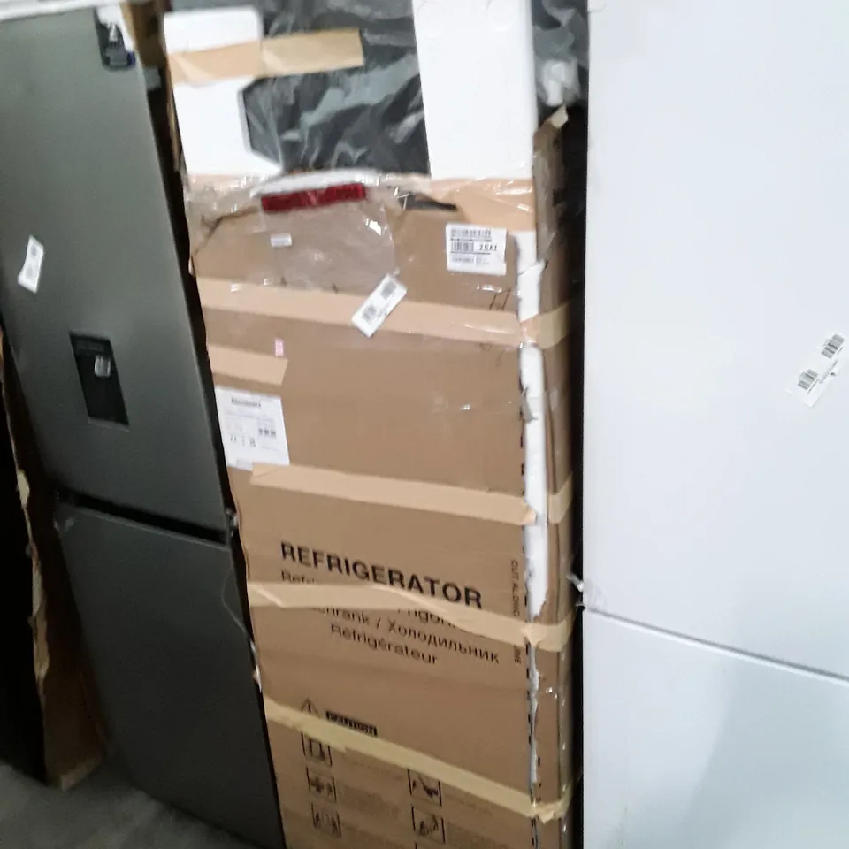 BOXED HISENSE RB435N4WFE 60CM WIDE, TOTAL NO FROST, FREESTANDING FRIDGE FREEZER - BLACK STAINLESS STEEL