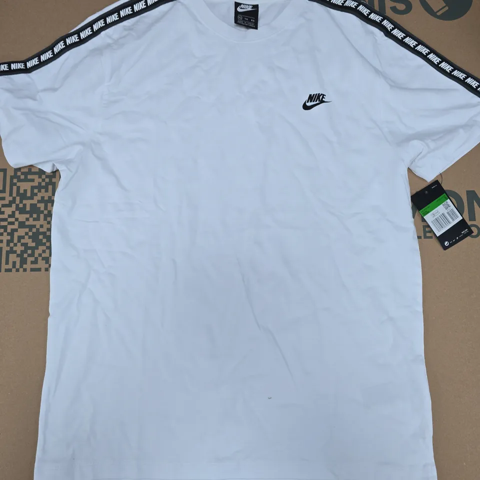 NIKE SHOULDER STRIPE TEE IN WHITE - XL