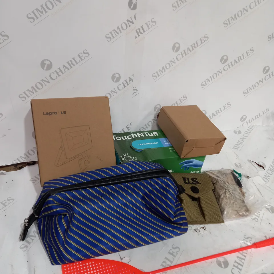 BOX OF APPROXIMATELY 10 ITEMS TO INCLUDE LEPRO LIGHT, WASH BAG, US ARMY POUCH ETC