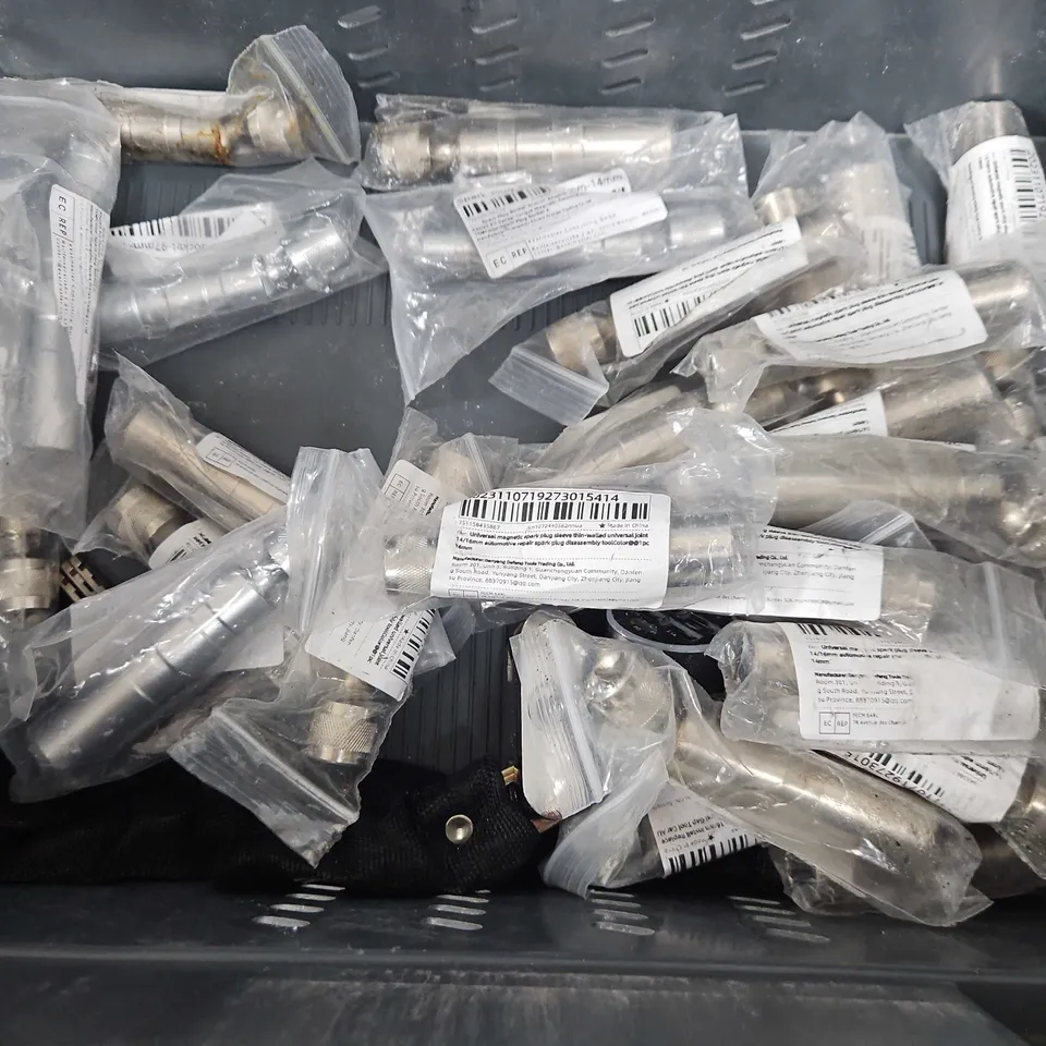 TOTE OF APPROXIMATELY 14 ASSORTED ITEMS TO INCLUDE - FOLD MAGNETIC HOLDER , SPARK PLUG SLEEVE ETC