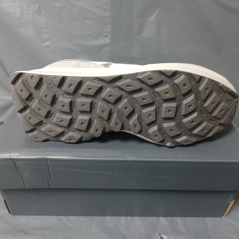 BOXED PAIR OF NEW BALANCE 370 TRAINERS - UK SIZE 8.5