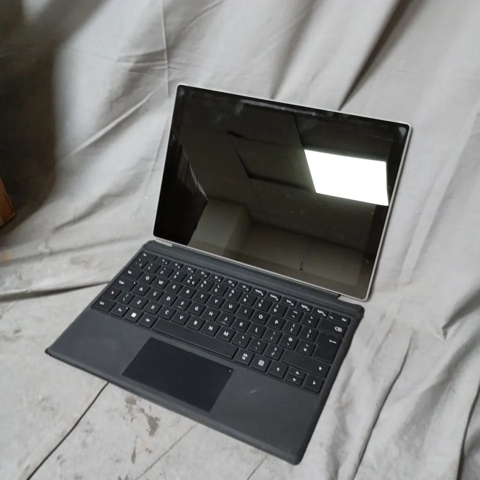 MICROSOFT SURFACE PRO 5 – I5-7300U, 8GB RAM, 256GB, 12.3IN DISPLAY WITH KEYBOARD