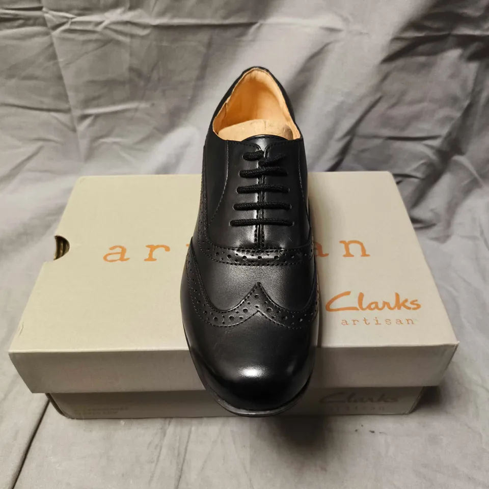 CLARKS HAMBLE OAK BLACK LEATHER SHOES - 5.5