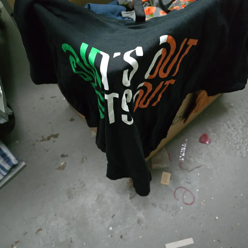 BOX OF APPROXIMATELY 25 ASSORTED CLOTHING ITEMS 