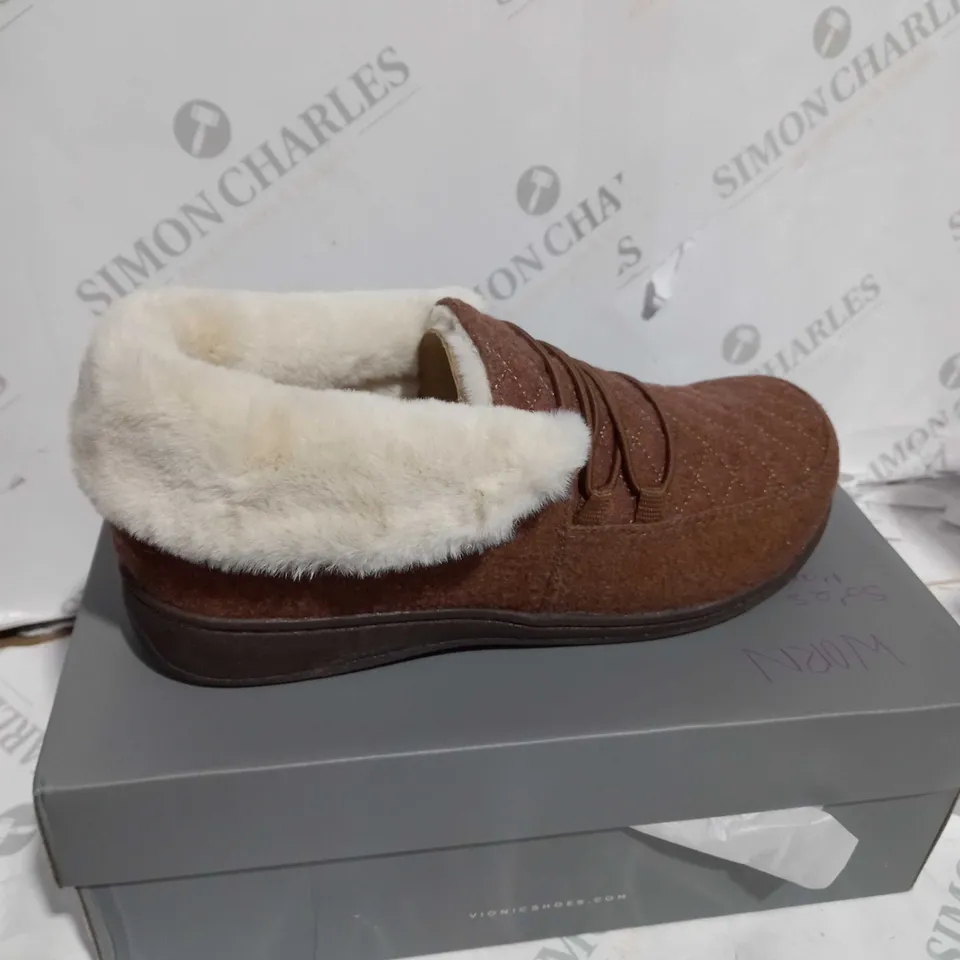 BOXED VIONIC BELIEVE SLIPPERS IN TOFFEE SIZE 8