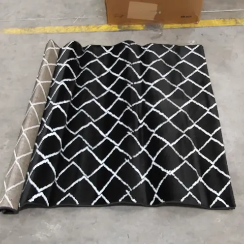 ZIGZAG NOIR DIAMOND PATTERN RUG - BLACK // SIZE: 120 X 160cm