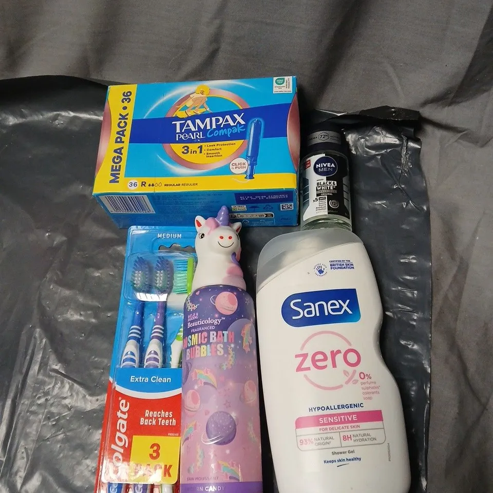 APPROXIMATELY 20 ASSORTED COSMETICS INCLUDING SANEX SHOWER GEL, TAMPAX, TOOTHBRUSHES, NIVEA ROLL ON, BAYLISS AND HARDING COSMIC BATH BUBBLES